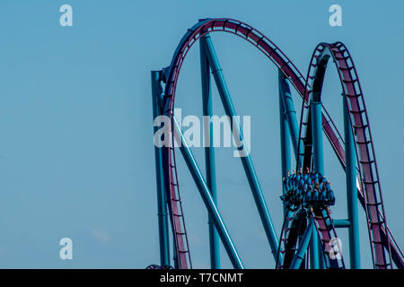 Orlando, Florida. Aprile 20, 2019. Persone e gode di fantastiche Mako rollercoaster al Seaworld in International Drive area (6) Foto Stock