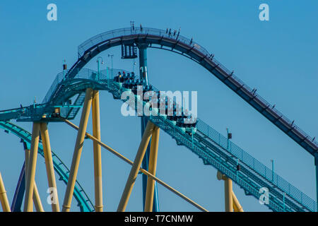 Orlando, Florida. Aprile 20, 2019. Persone e gode di fantastiche Kraken rollercoaster al Seaworld in International Drive area (51) Foto Stock