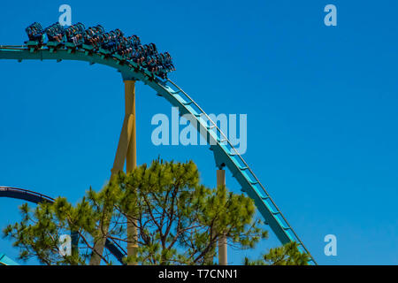 Orlando, Florida. Aprile 20, 2019. Le persone che si godono la magnifica Kraken rollercoaster al Seaworld in International Drive area (1) Foto Stock