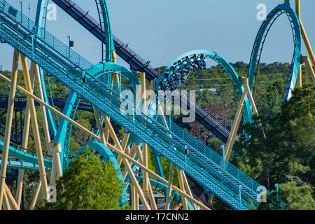 Orlando, Florida. Aprile 20, 2019. Le persone che si godono la magnifica Kraken rollercoaster al Seaworld in International Drive area (2) Foto Stock