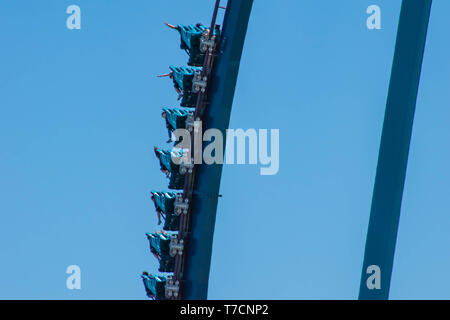 Orlando, Florida. Aprile 20, 2019. Persone avendo divertimento incredibile Mako rollercoaster al Seaworld in International Drive area. Foto Stock