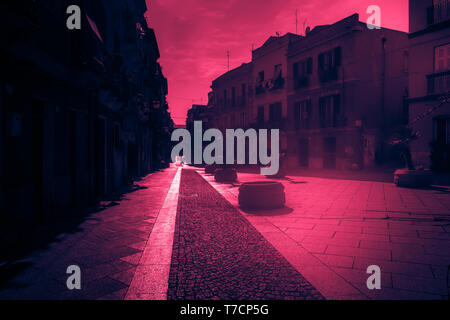 Strada con case colorate a Cagliari. Immagine colorata di Sardegna Foto Stock