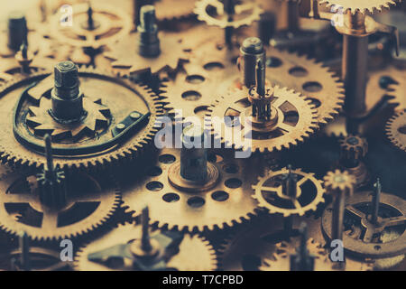Il vecchio meccanismo di ingranaggi e ruote dentate macro vintage nei toni del colore Foto Stock