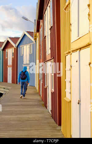 In maniera colorata di legno verniciato di pesca tradizionali capanne in barca / cabine in Smogen sulla costa di Bohuslan in Vastra Gotaland Svezia Foto Stock