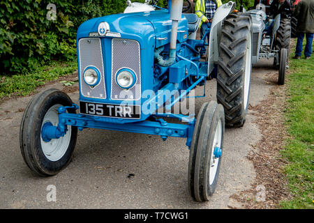 Vintage trattore eseguire da Ightham mote, National Trust, Kent,Super Major Foto Stock