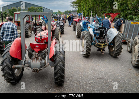 Vintage trattore eseguire da Ightham mote, National Trust, Kent Foto Stock