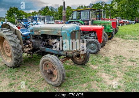 Vintage trattore eseguire da Ightham mote, National Trust, Kent, Fordson Major, Foto Stock