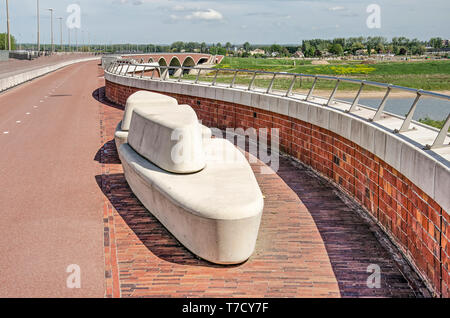 Nijmegen, Paesi Bassi, 25 Aprile 2019: banchi, Montaggio della ringhiera e archi rendono eleganti curve su nuova città ponte De Oversteek Foto Stock