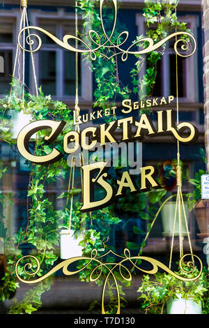 Finestra esterna di Lukket Selskap Cocktail Bar a Bergen, Londra Foto Stock