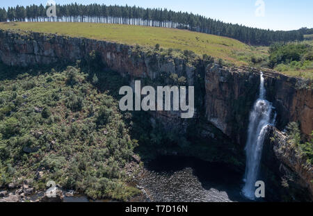 La Berlino cade nel Fiume Blyde Canyon, Panorama Route vicino a Graskop - Mpumalanga in Sudafrica. Fila di alberi in alto sulle colline dietro. Foto Stock