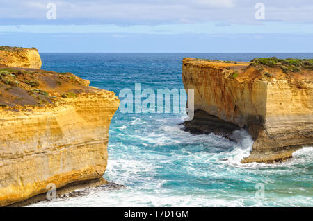 Manca la sezione centrale del Ponte di Londra - Port Campbell, Victoria, Australia Foto Stock