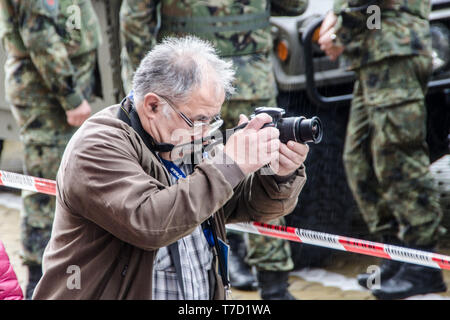 Sofia, Bulgaria - Maggio, 06, 2019: St. George's Day - La tradizionale parata militare a Sofia, in Bulgaria il 6 di maggio - Il giorno del coraggio. Il vecchio uomo è maki Foto Stock