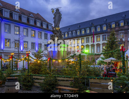 Mercatino di Natale a Kornmarkt a Heidelberg, Germania Foto Stock