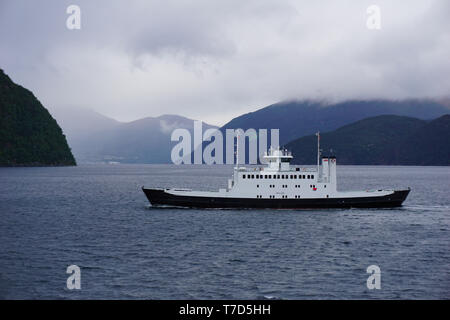 Traghetto per auto su un giorno cloudly in Norvegia Foto Stock