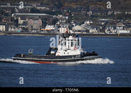 SD Marte, un Damen STAN 2608 tug azionato dalla Serco servizi nautici, passando Gourock durante l'esercizio comune della Warrior 19-1. Foto Stock