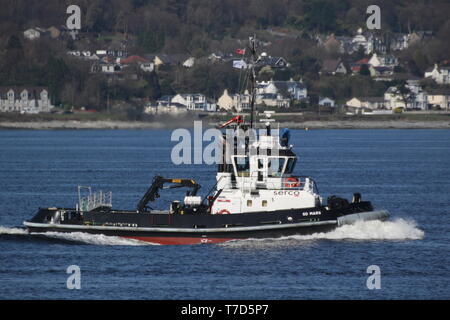 SD Marte, un Damen STAN 2608 tug azionato dalla Serco servizi nautici, passando Gourock durante l'esercizio comune della Warrior 19-1. Foto Stock