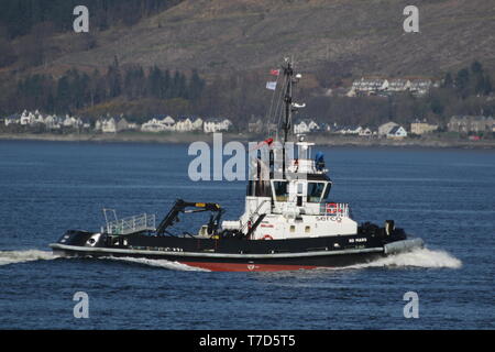 SD Marte, un Damen STAN 2608 tug azionato dalla Serco servizi nautici, passando Gourock durante l'esercizio comune della Warrior 19-1. Foto Stock