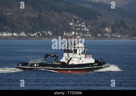 SD Marte, un Damen STAN 2608 tug azionato dalla Serco servizi nautici, passando Gourock durante l'esercizio comune della Warrior 19-1. Foto Stock