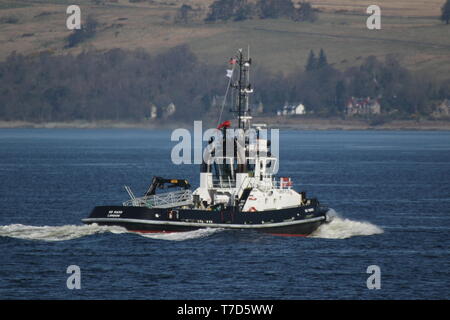 SD Marte, un Damen STAN 2608 tug azionato dalla Serco servizi nautici, passando Gourock durante l'esercizio comune della Warrior 19-1. Foto Stock