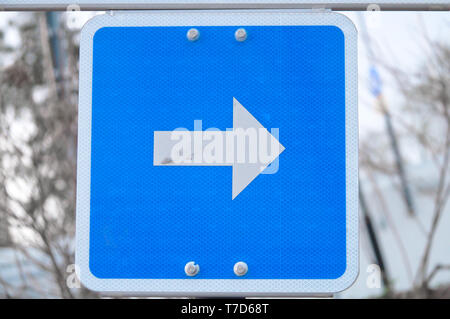 Square strada segno con una freccia che punta a destra Foto Stock