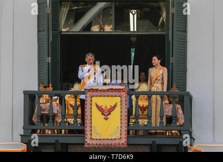 Thailandia del re Maha Vajiralongkorn Bodindradebayavarangkun e Regina Suthida appaiono sul balcone della Suddhaisavarya Prasad hall del Grand Palace durante una udienza pubblica l'ultimo giorno della sua incoronazione reale a Bangkok. Foto Stock