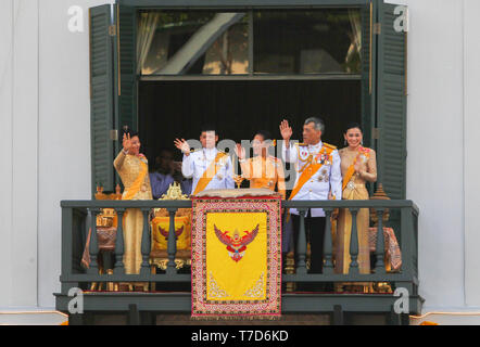 I membri della Famiglia Reale Tailandese (L-R) Principessa Sirivannavari Nariratana, Principe Dipangkorn Rasmijoti, Principessa Bajrakitiyabha, re Maha Vajiralongkorn Bodindradebayavarangkun e Regina Suthida appaiono sul balcone della Suddhaisavarya Prasad hall del Grand Palace durante una udienza pubblica l'ultimo giorno della sua incoronazione reale a Bangkok. Foto Stock