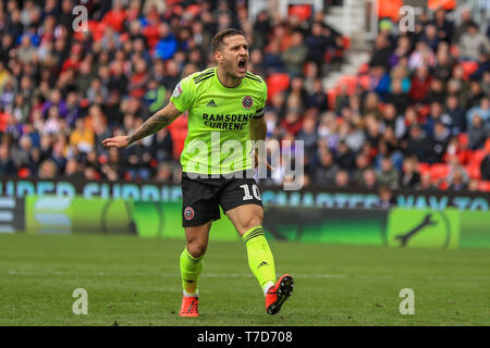 5 maggio 2019, Bet 365 Stadium, Stoke-on-Trent, Inghilterra; Sky scommessa campionato, Stoke City vs Sheffield Regno ; Billy Sharp (10) di Sheffield Regno celebra Enda Stevens (03) di Sheffield United credito obiettivo: Mark Cosgrove/News immagini English Football League immagini sono soggette a licenza DataCo Foto Stock