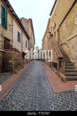 La città di Tarquinia (Italia) - Una splendida cittadina etrusca e medievale in provincia di Viterbo, Tuscia, regione Lazio. Si tratta di un'attrazione turistica per molte chiese Foto Stock