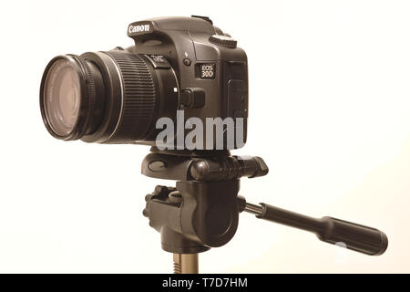 Canon 30D fotocamera digitale su treppiede con Canon EF-S18-55mm obiettivo fissato. Foto scattata 05/2018 di Espoo, Finlandia Foto Stock