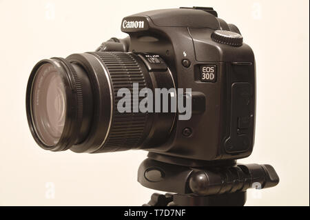 Canon 30D fotocamera digitale con Canon EF-S18-55mm lente e filtro UV attaccato. Foto scattata 05/2018 di Espoo, Finlandia Foto Stock