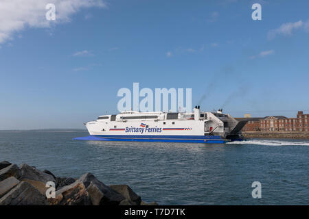 Fast Cat Brittany Ferries Normandie Express traghetto per auto di lasciare il porto di Portsmouth. Foto Stock