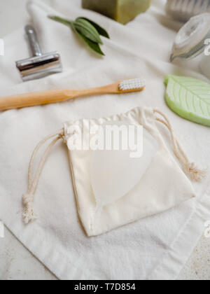 Eco Friendly riutilizzabile coppa mestruale e altri prodotti sanitari per un libero di plastica stile di vita Foto Stock