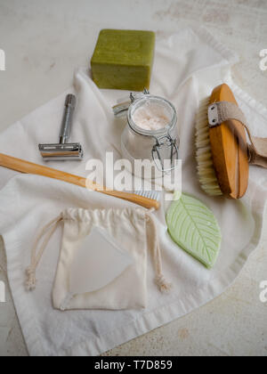 Set di eco friendly, plastica articoli da toeletta gratuiti e prodotti sanitari come spazzolino da denti di bambù e il corpo spazzola, riutilizzabile coppa mestruale e il rasoio in metallo Foto Stock