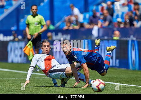 VALENCIA, Spagna - 04 Maggio: Adrian Embarba (L) del Rayo Vallecano de Madrid affronta Enis Bardhi di Levante UD durante la Liga match tra Levante UD e Rayo Vallecano de Madrid al Ciutat de Valencia il 4 maggio 2019 a Valencia, in Spagna. (Foto di David Aliaga/MB Media) Foto Stock