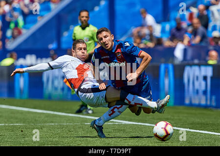 VALENCIA, Spagna - 04 Maggio: Adrian Embarba (L) del Rayo Vallecano de Madrid affronta Enis Bardhi di Levante UD durante la Liga match tra Levante UD e Rayo Vallecano de Madrid al Ciutat de Valencia il 4 maggio 2019 a Valencia, in Spagna. (Foto di David Aliaga/MB Media) Foto Stock