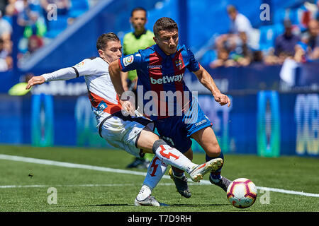 VALENCIA, Spagna - 04 Maggio: Adrian Embarba (L) del Rayo Vallecano de Madrid affronta Enis Bardhi di Levante UD durante la Liga match tra Levante UD e Rayo Vallecano de Madrid al Ciutat de Valencia il 4 maggio 2019 a Valencia, in Spagna. (Foto di David Aliaga/MB Media) Foto Stock