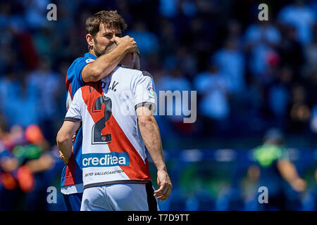 VALENCIA, Spagna - 04 Maggio: Jorge Andujar Moreno Coke (L) del Levante UD baci Tito del Rayo Vallecano de Madrid durante la Liga match tra Levante UD e Rayo Vallecano de Madrid al Ciutat de Valencia il 4 maggio 2019 a Valencia, in Spagna. (Foto di David Aliaga/MB Media) Foto Stock