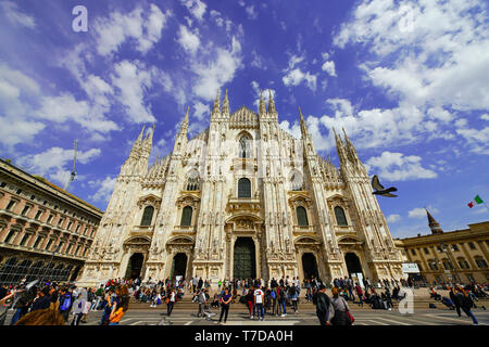 A basso angolo di vista del famoso Duomo di Milano in Lombardia, Italia. Foto Stock