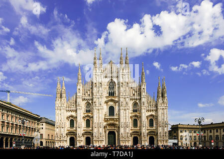 A basso angolo di vista del famoso Duomo di Milano in Lombardia, Italia. Foto Stock