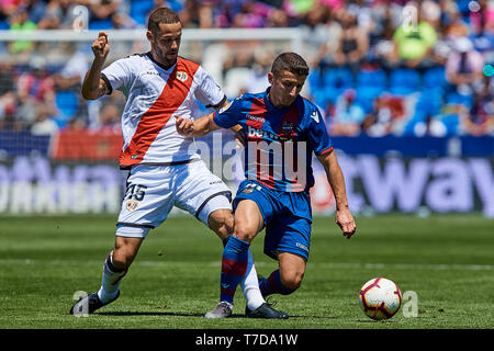 VALENCIA, Spagna - 04 Maggio: Enis Bardhi (R) del Levante UD compete per la sfera con Mario Suarez del Rayo Vallecano de Madrid durante la Liga match tra Levante UD e Rayo Vallecano de Madrid al Ciutat de Valencia il 4 maggio 2019 a Valencia, in Spagna. (Foto di David Aliaga/MB Media) Foto Stock