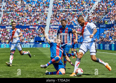 VALENCIA, Spagna - 04 Maggio: Enis Bardhi (L) del Levante UD compete per la sfera con Mario Suarez del Rayo Vallecano de Madrid durante la Liga match tra Levante UD e Rayo Vallecano de Madrid al Ciutat de Valencia il 4 maggio 2019 a Valencia, in Spagna. (Foto di David Aliaga/MB Media) Foto Stock