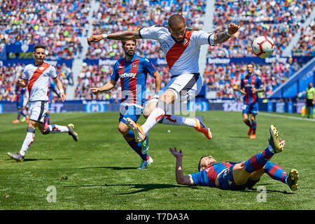 VALENCIA, Spagna - 04 Maggio: Enis Bardhi (R) del Levante UD compete per la sfera con Mario Suarez del Rayo Vallecano de Madrid durante la Liga match tra Levante UD e Rayo Vallecano de Madrid al Ciutat de Valencia il 4 maggio 2019 a Valencia, in Spagna. (Foto di David Aliaga/MB Media) Foto Stock