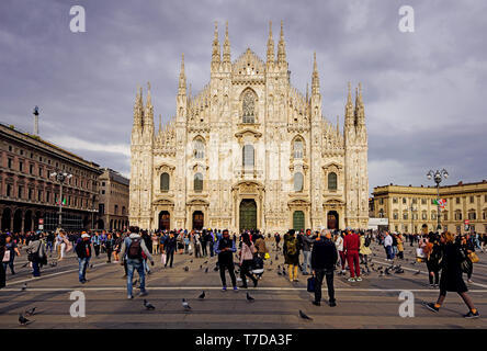 A basso angolo di vista del famoso Duomo di Milano in Lombardia, Italia. Foto Stock