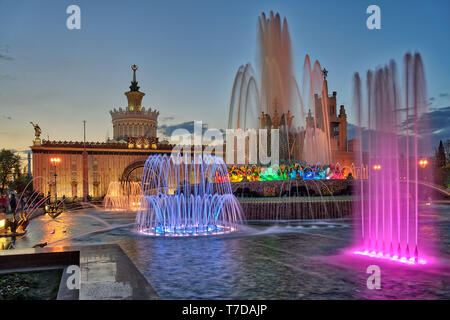 Fontana colorata di pietra fiore in primavera crepuscolo a VDNKh, Mosca Foto Stock