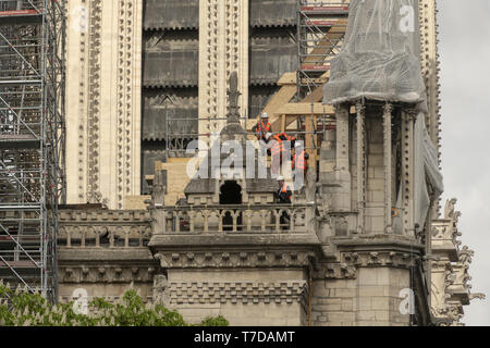 Parigi, Francia - 19 April 2019 La cattedrale di Notre Dame, un gruppo di ricercatori di esaminare e analizzare la scena del fuoco. Foto Stock