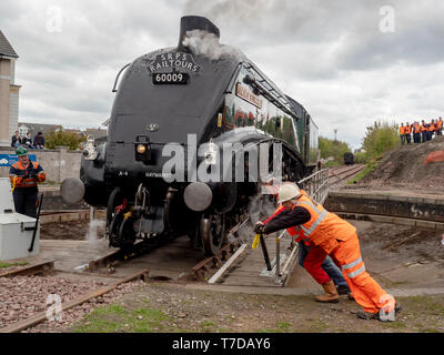 Aberdeen, Scozia - 05 Maggio 2019: Classe A4 locomotiva a vapore "Unione del Sud Africa' essendo attivata la piattaforma girevole a Ferryhill in Aberdeen, Scozia. Foto Stock