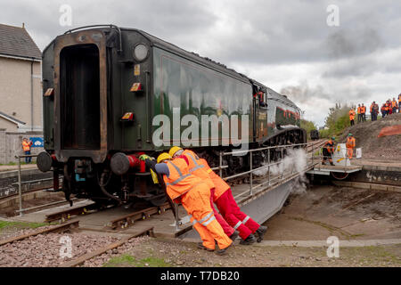 Aberdeen, Scozia - 05 Maggio 2019: Classe A4 locomotiva a vapore "Unione del Sud Africa' essendo attivata la piattaforma girevole a Ferryhill in Aberdeen, Scozia. Foto Stock