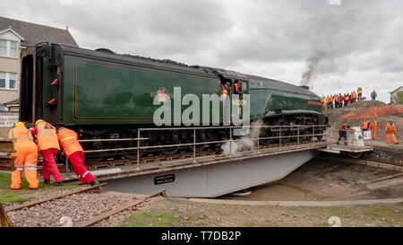 Aberdeen, Scozia - 05 Maggio 2019: Classe A4 locomotiva a vapore "Unione del Sud Africa' essendo attivata la piattaforma girevole a Ferryhill in Aberdeen, Scozia. Foto Stock