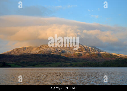 Llyn Celyn e Arenig Fawr con una spolverata di neve nel maggio vicino a Bala Foto Stock