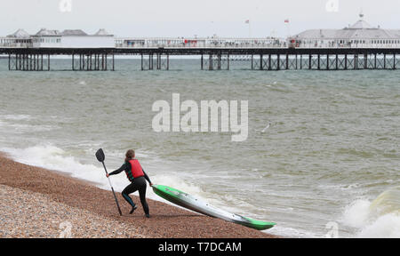 Un kayaker tira la loro uscita in kayak di mare sulla spiaggia di Brighton su le vacanze di maggio. Foto Stock